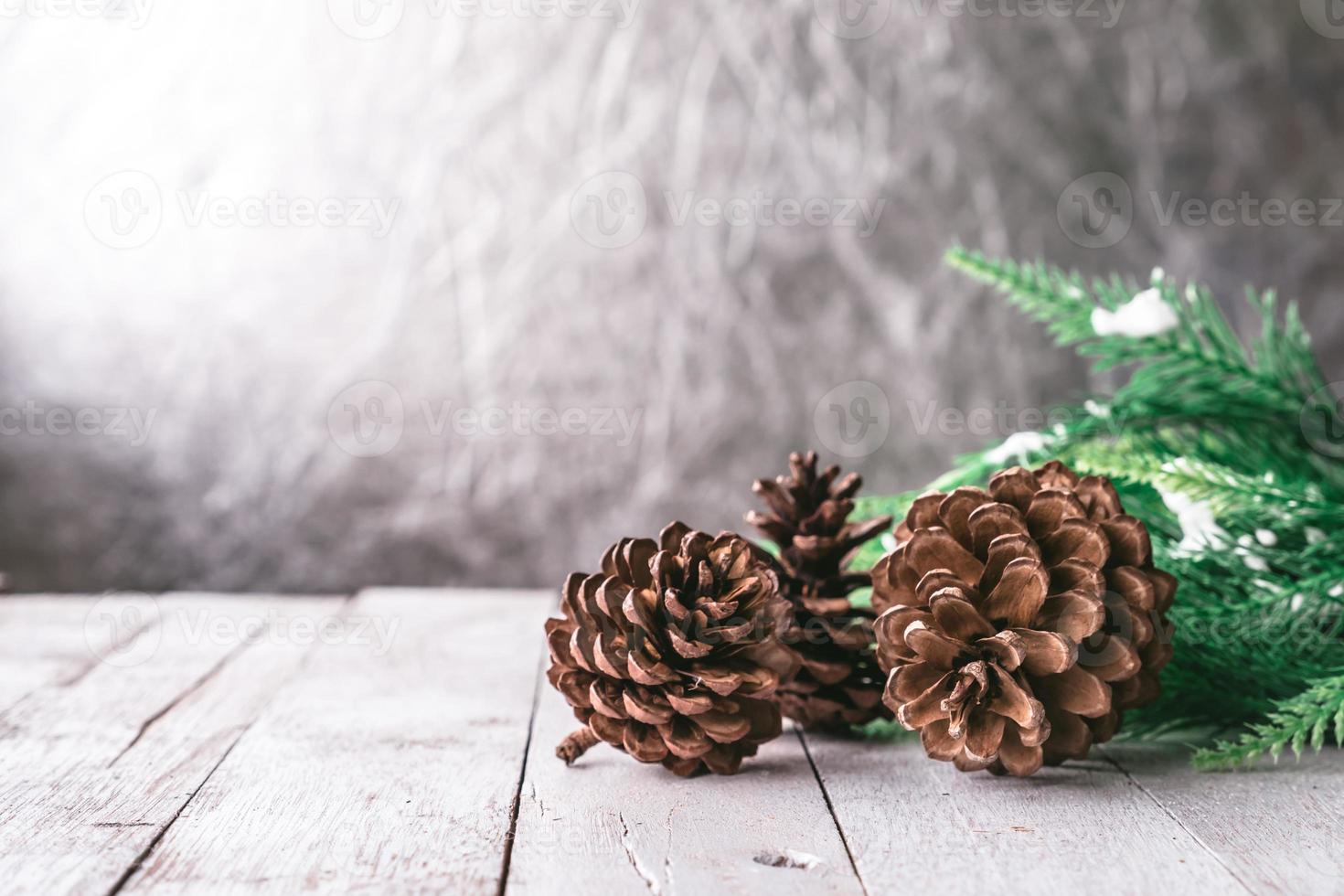 abete con pigne sulla tavola di legno, priorità bassa della decorazione di natale foto