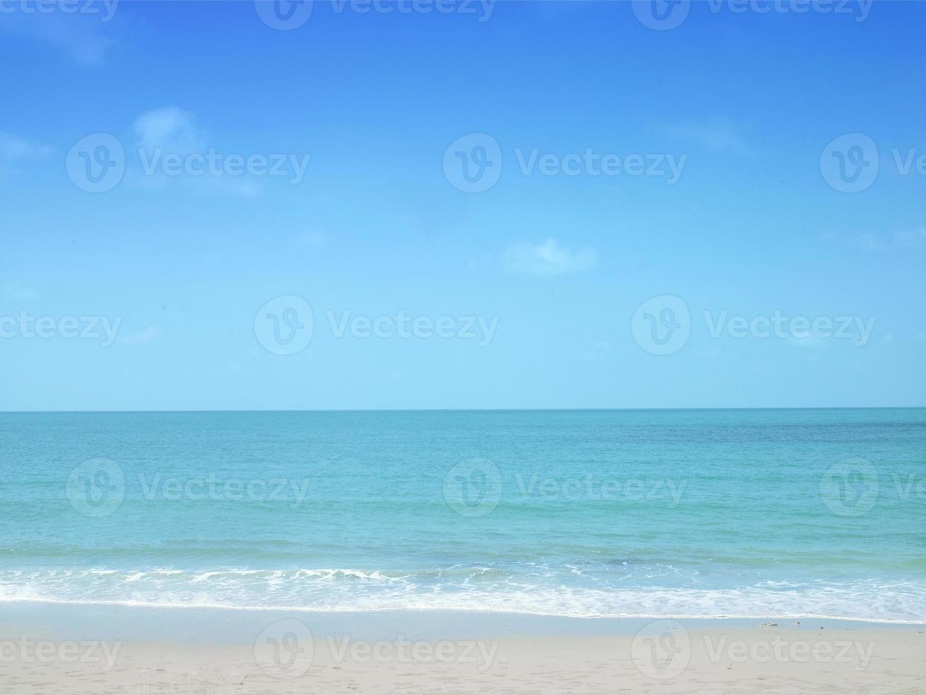 bellissima spiaggia e mare tropicale. paesaggio tropicale foto