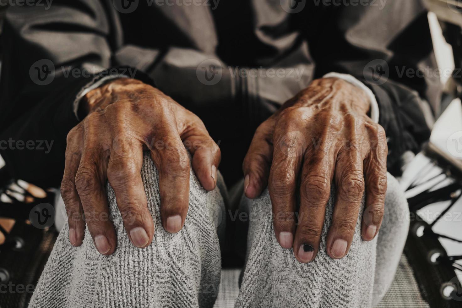 primo piano di mani rugose maschili, il vecchio indossa un tono vintage foto