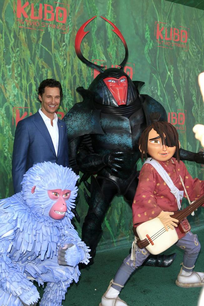 los angeles, 14 agosto - matthew mcconaughey, kubo, personaggi al kubo e la prima delle due stringhe all'amc universal citywalk il 14 agosto 2016 nella città universale, ca foto