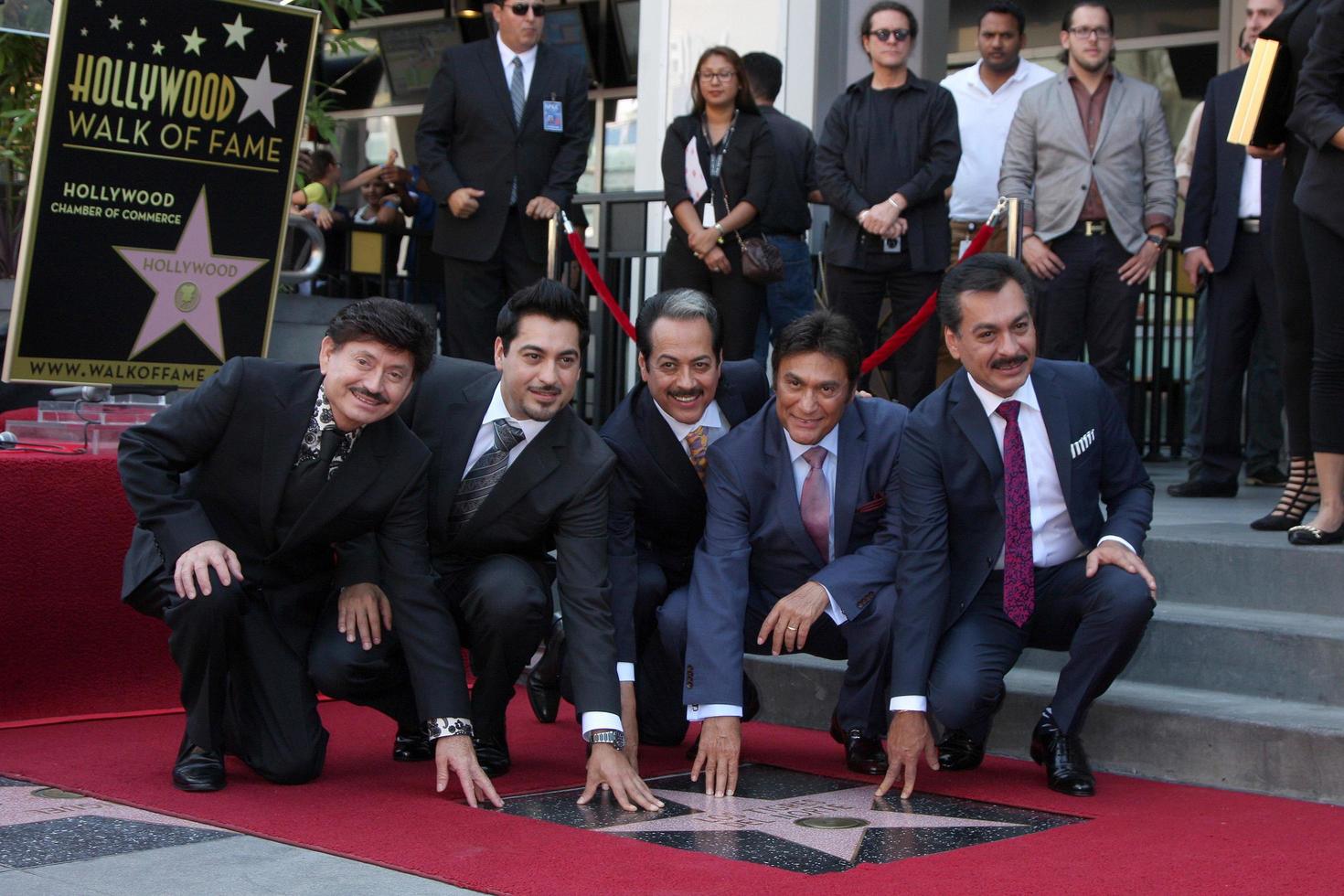 los angeles, 21 agosto - los tigres del norte al los tigres del norte onorato sulla hollywood walk of fame al live nation building il 21 agosto 2014 a los angeles, ca foto