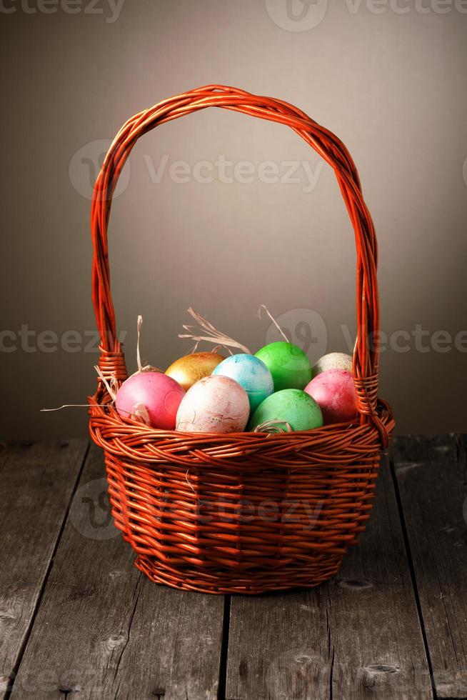 Merce nel carrello colorata delle uova di Pasqua foto