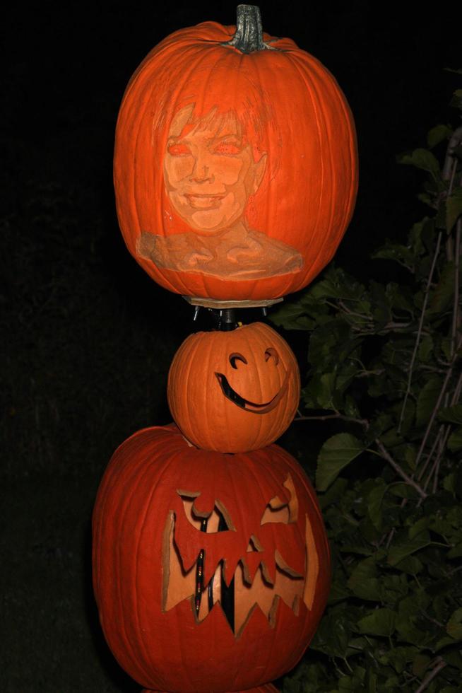 los angeles, 4 ottobre - kris jenner zucca scolpita all'aumento del jack o lanterne ai giardini di descanso il 4 ottobre 2014 in la canada flintridge, ca foto