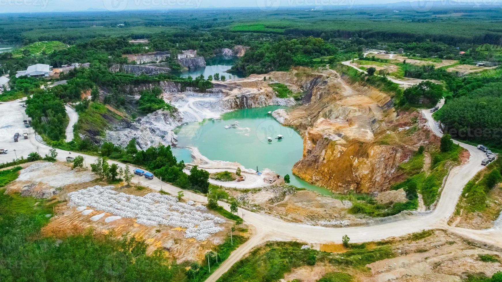 fotografia aerea di una grande fossa di una miniera di gesso. una grande miniera di gesso. concetti di industria mineraria e geologica foto