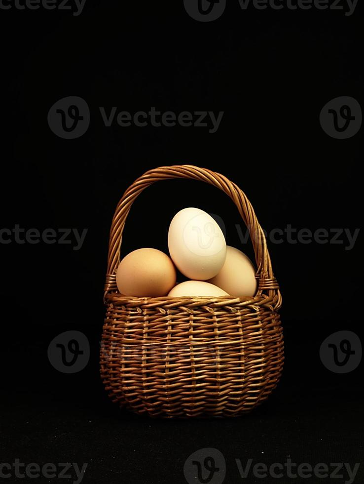 uova di Pasqua in un cestino di vimini. foto