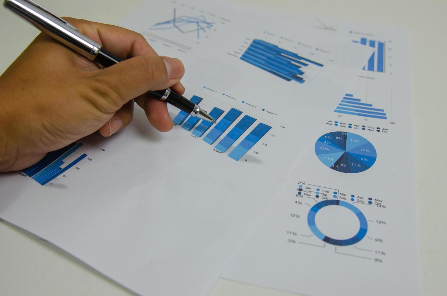 documenti aziendali grafico e grafico statistica finanziaria con pen.paperwork report diagramma informazioni di investimento e analisi concetto di piano di marketing di contabilità. foto