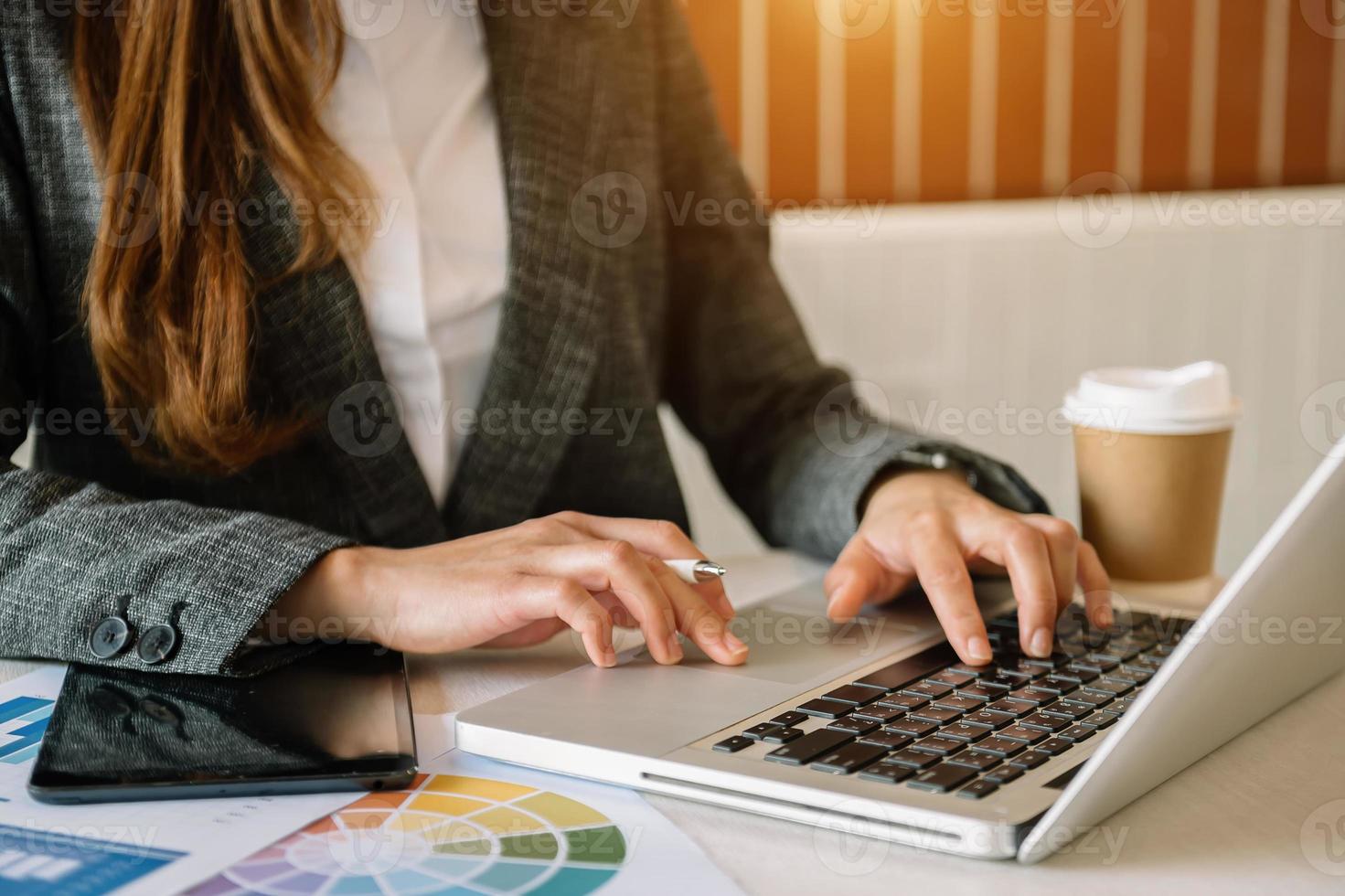 mani dell'uomo d'affari che digitano sulla tastiera del laptop al computer dell'ufficio, digitando, online foto