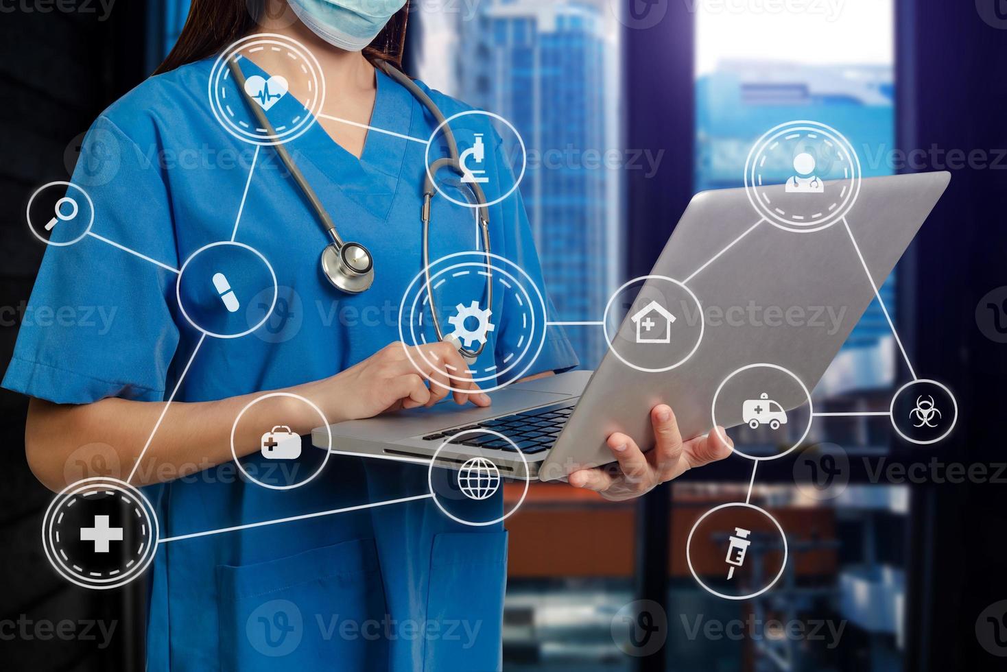 concetto di tecnologia medica, mano del medico intelligente che lavora con un computer portatile moderno con il diagramma dell'icona virtuale del suo team foto