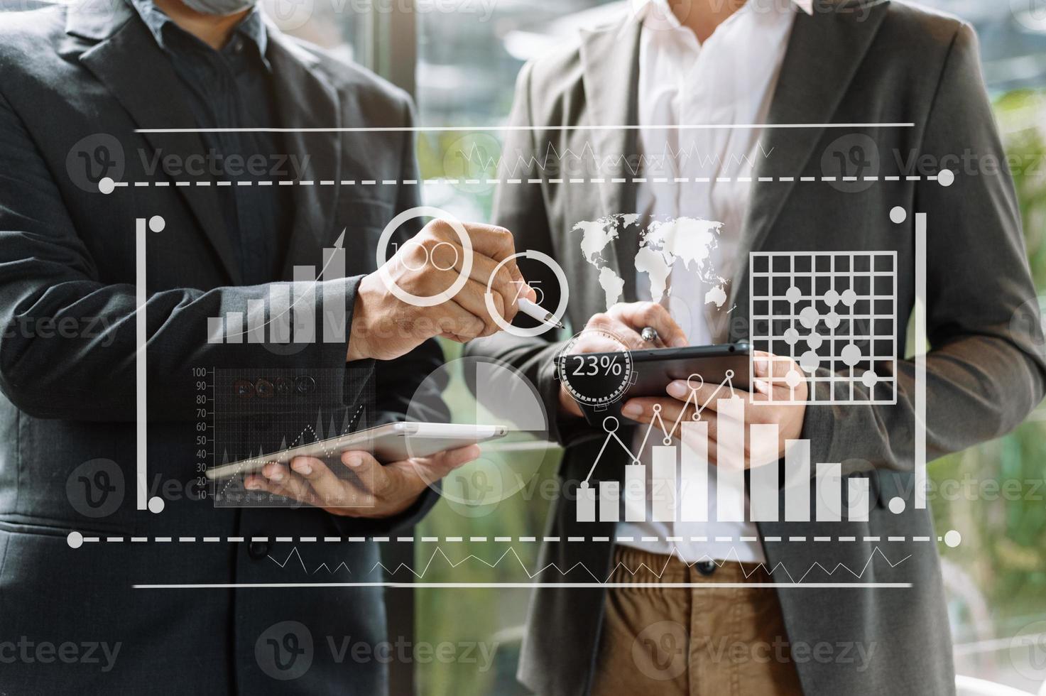 sistema di gestione dei dati con il concetto di analisi aziendale. le mani del team aziendale che lavorano con forniscono informazioni per gli indicatori chiave di prestazione foto