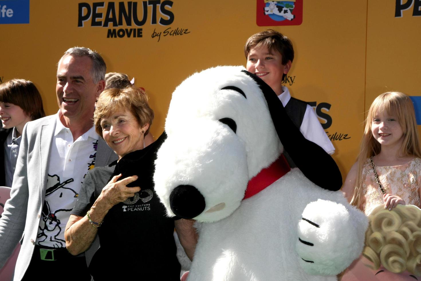 los angeles, 1 nov - steve martino, jean schultz, snoopy alla premiere di los angeles del film the peanuts al teatro del villaggio il 1 novembre 2015 a westwood, ca foto