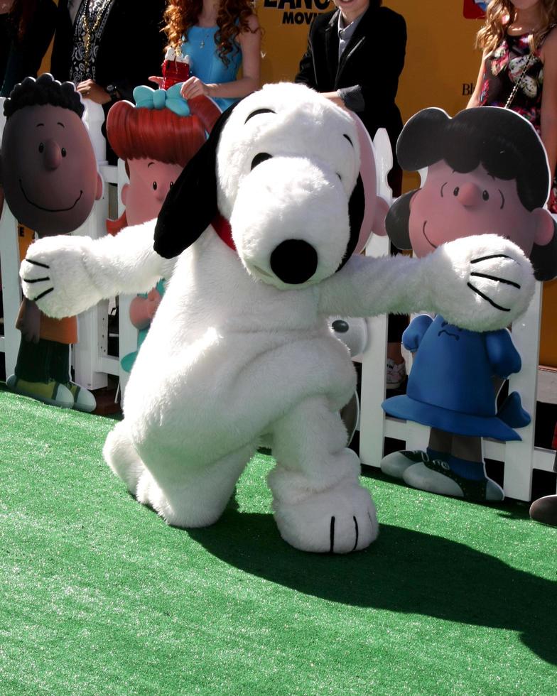 los angeles, 1 novembre - snoopy alla premiere di los angeles del film peanuts al teatro del villaggio il 1 novembre 2015 a Westwood, ca foto