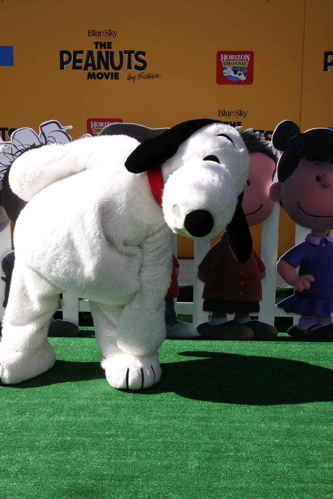 los angeles, 1 novembre - snoopy alla premiere di los angeles del film peanuts al teatro del villaggio il 1 novembre 2015 a Westwood, ca foto