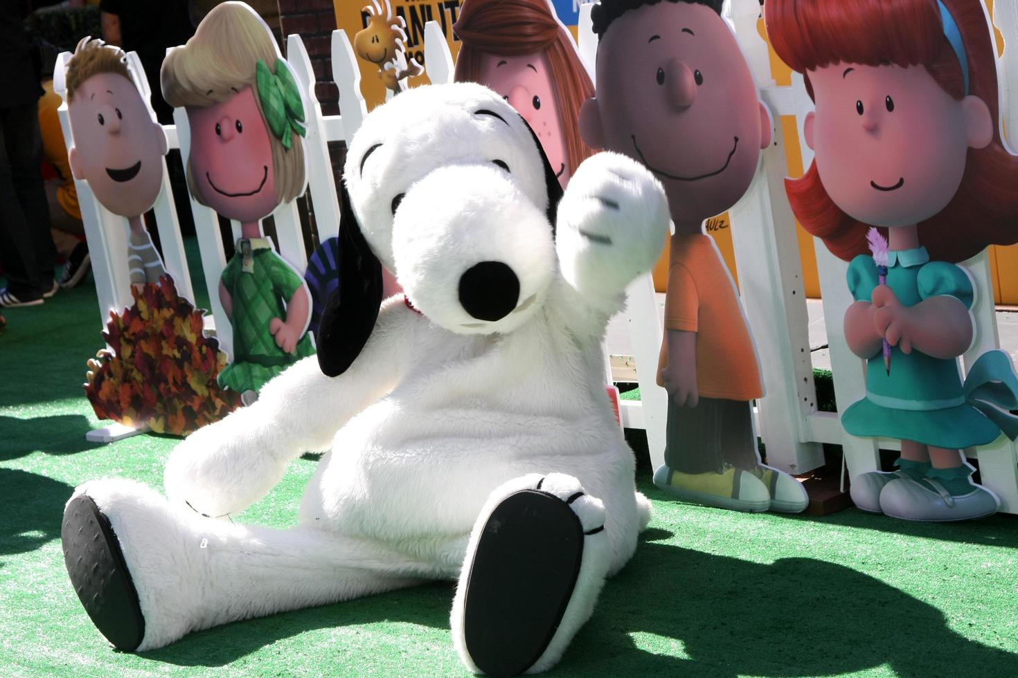 los angeles, 1 novembre - snoopy alla premiere di los angeles del film peanuts al teatro del villaggio il 1 novembre 2015 a Westwood, ca foto