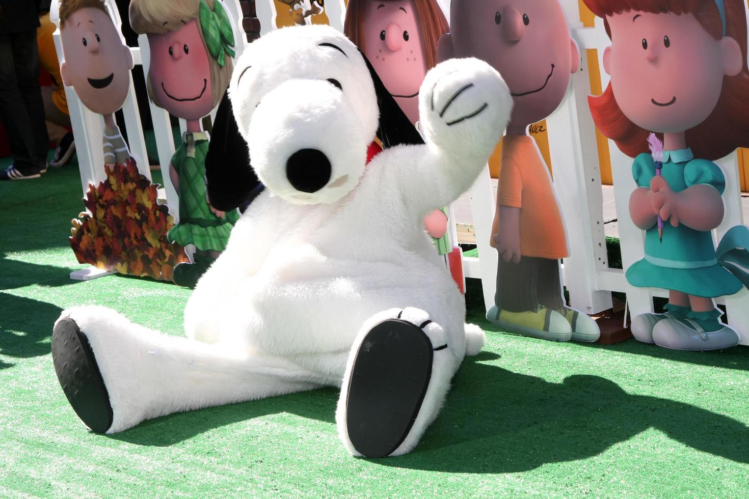 los angeles, 1 novembre - snoopy alla premiere di los angeles del film peanuts al teatro del villaggio il 1 novembre 2015 a Westwood, ca foto