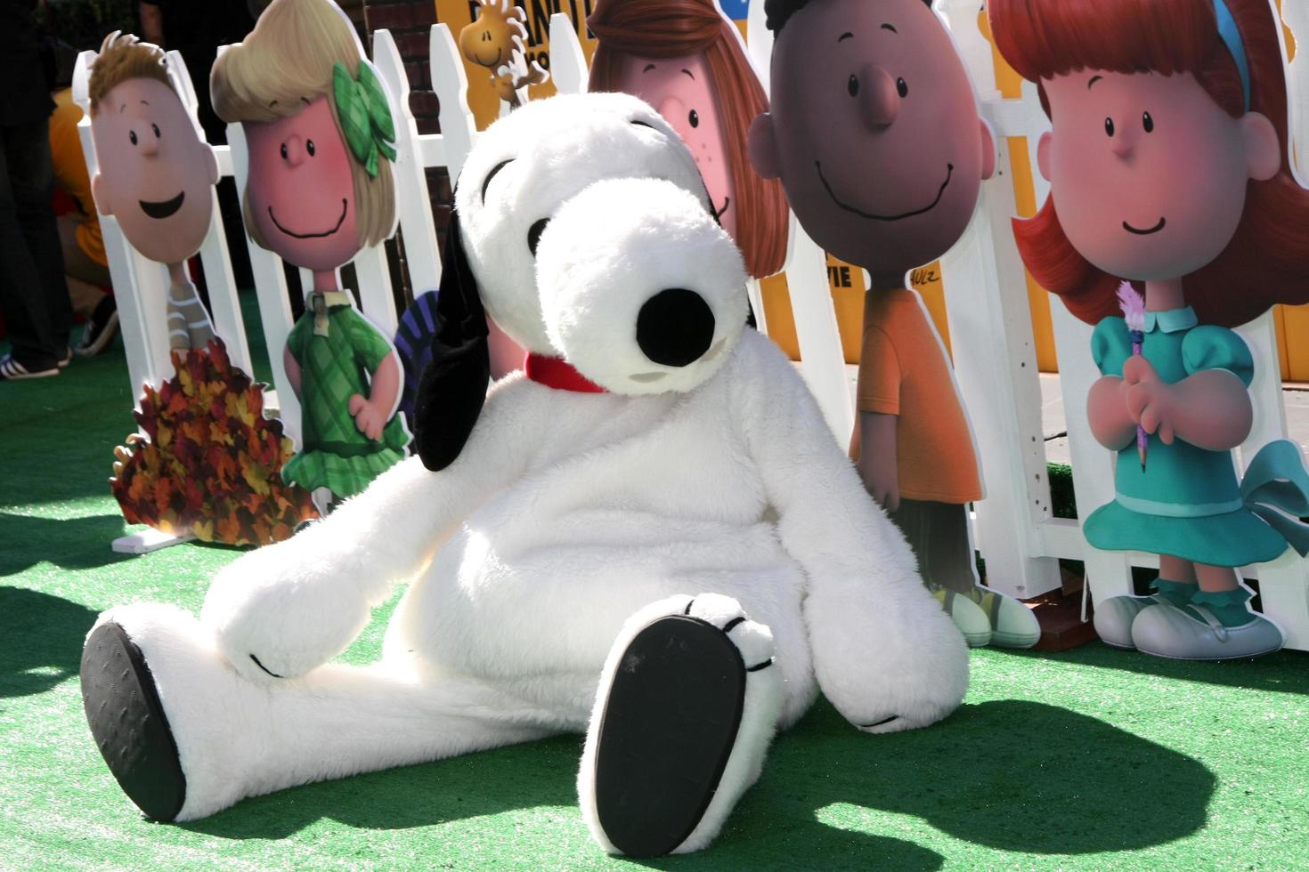 los angeles, 1 novembre - snoopy alla premiere di los angeles del film peanuts al teatro del villaggio il 1 novembre 2015 a Westwood, ca foto