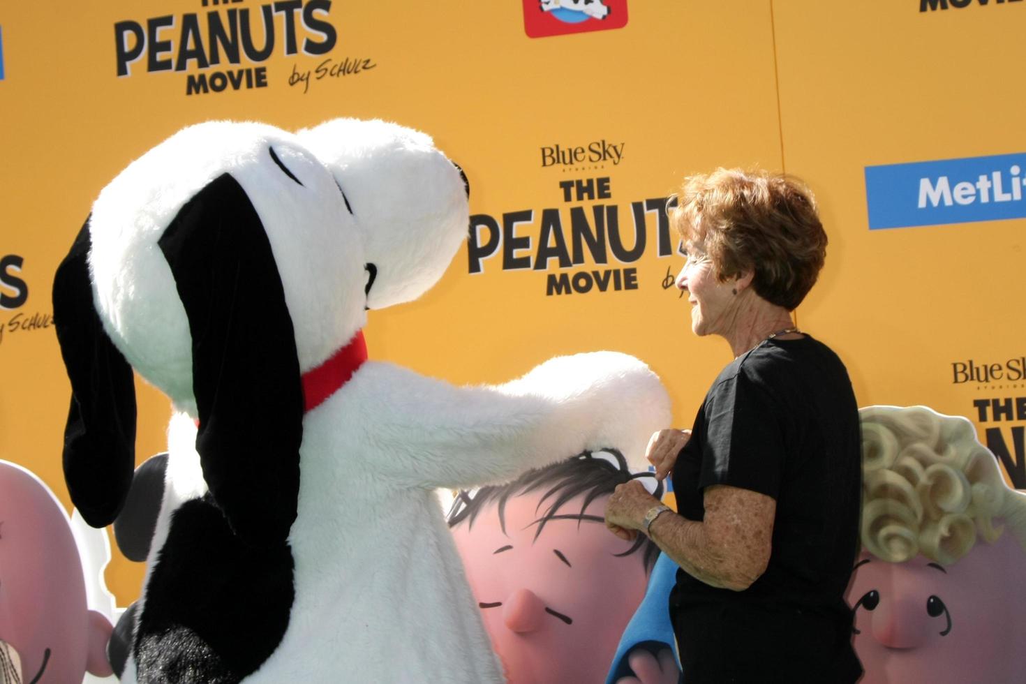 los angeles, 1 nov - snoopy, jean schultz alla premiere di los angeles del film peanuts al teatro del villaggio il 1 novembre 2015 a westwood, ca foto