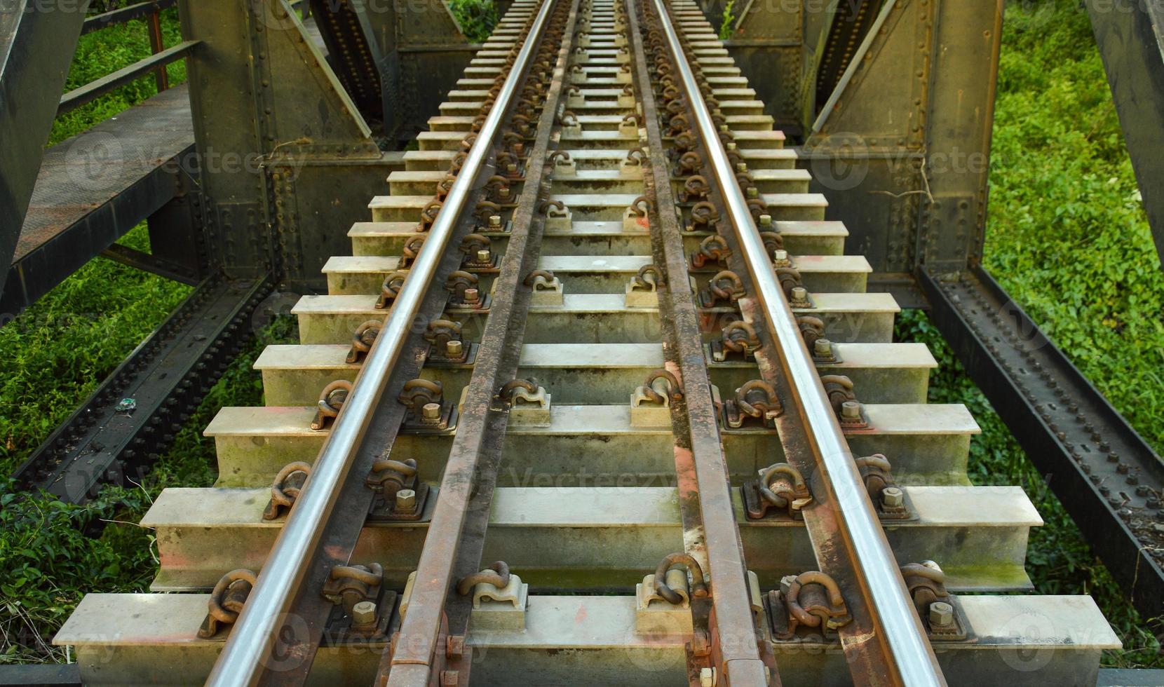 ponte ferroviario in acciaio nero struttura concetto tecnologia ingegneria civile trasporto viaggio ferroviario ad alta velocità foto