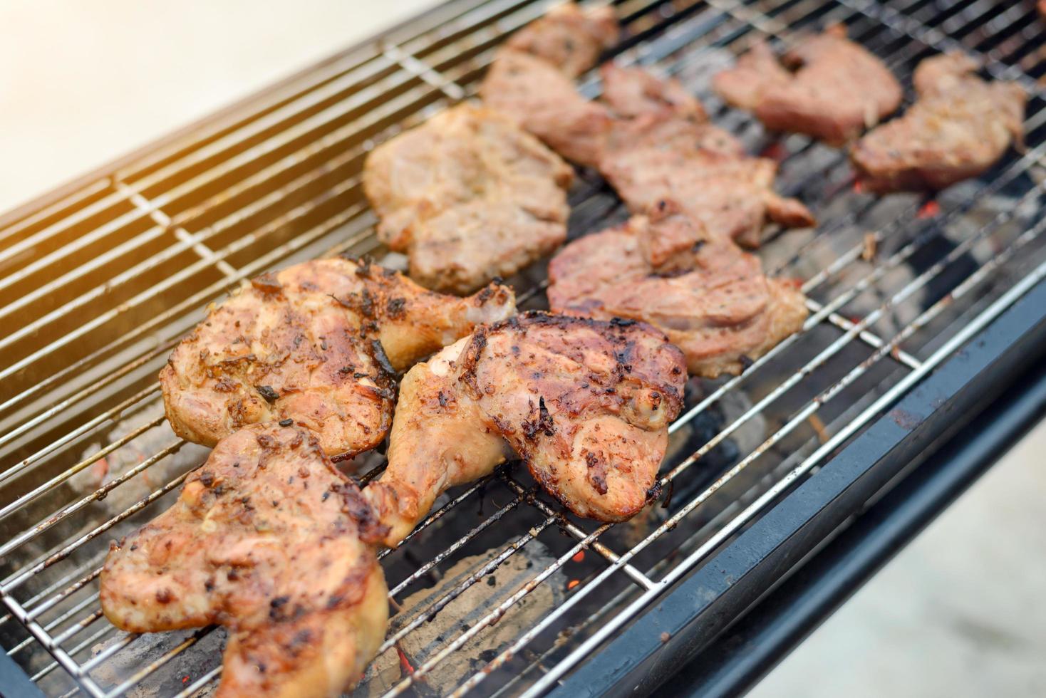 coscia di pollo alla griglia sul fornello a carbone foto