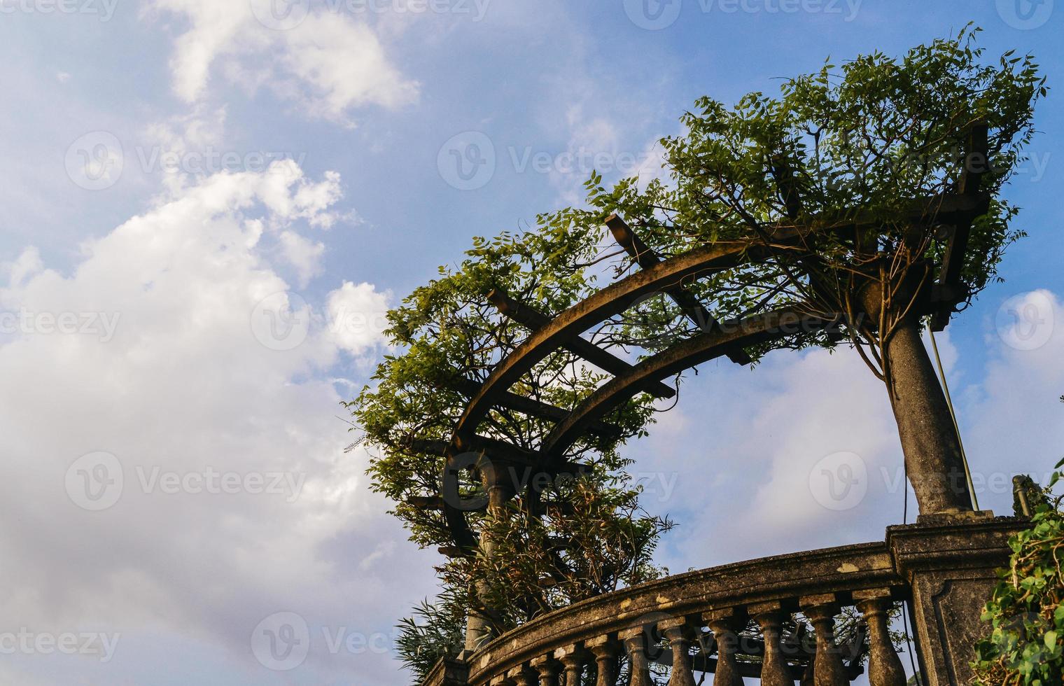 punto di vista classico nel giardino italiano con cielo blu e spazio di copia. foto