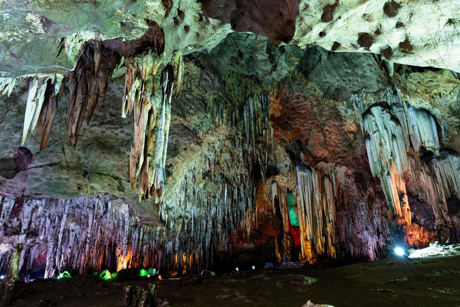 stalattiti nella grotta di khao bin a ratchaburi, in tailandia. foto