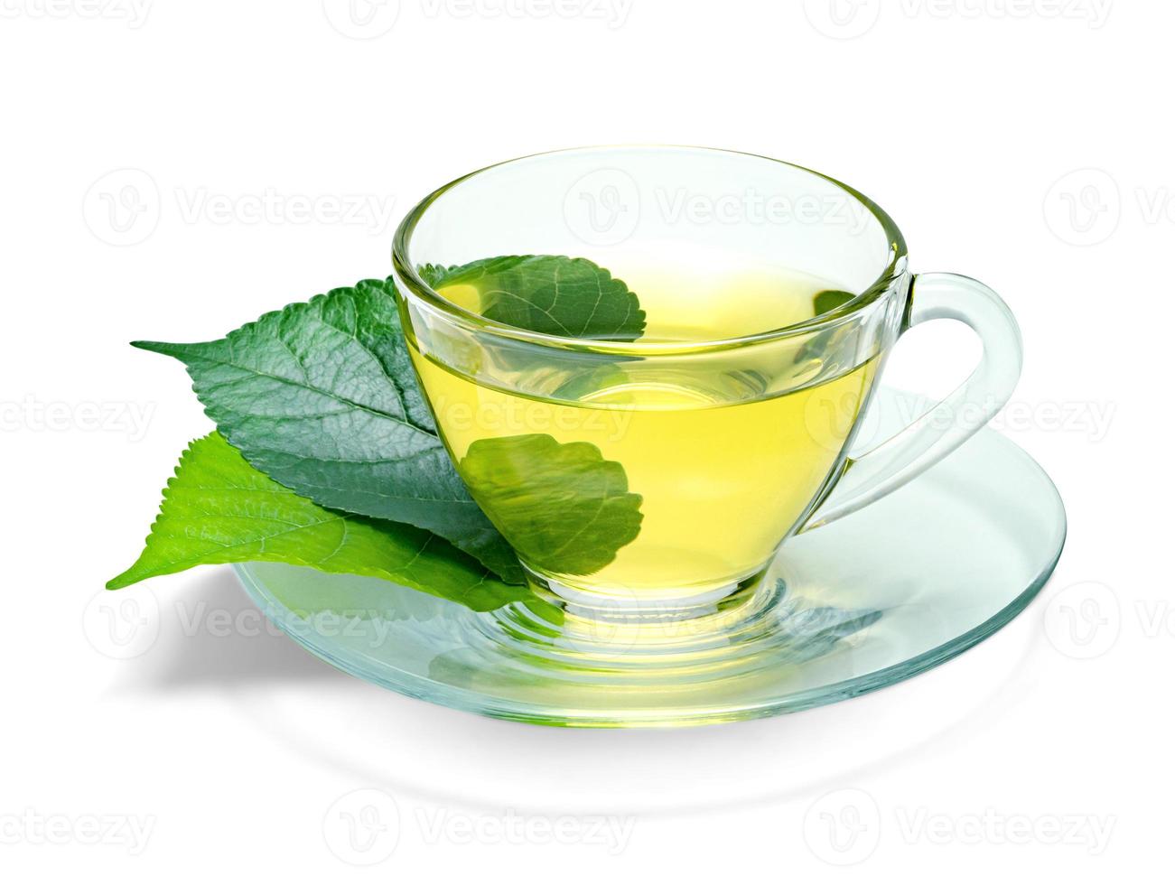 tè verde con tazza trasparente isolata su sfondo bianco, include tracciato di ritaglio foto