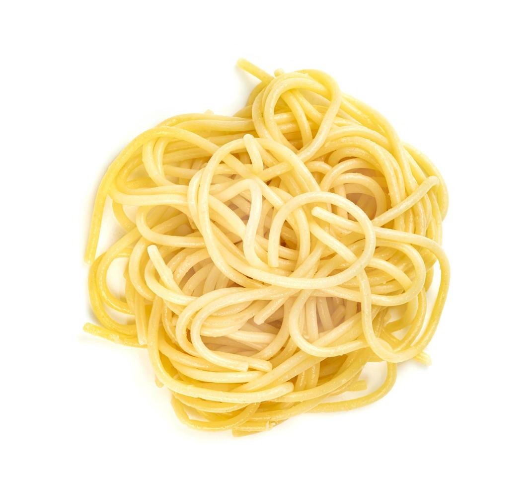 tagliatelle spaghetti isolati su sfondo bianco foto