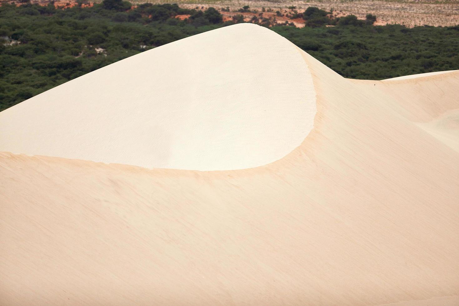 un bellissimo paesaggio, grezzo di cielo blu nel deserto, bellissimo paesaggio di dune di sabbia bianca, il popolare luogo di attrazione turistica di mui ne, vietnam. foto