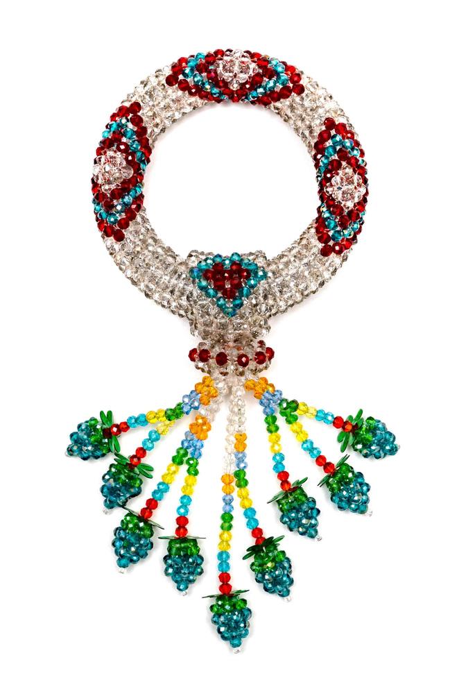 ghirlanda colorata perline di cristallo in stile tailandese isolato su sfondo bianco foto