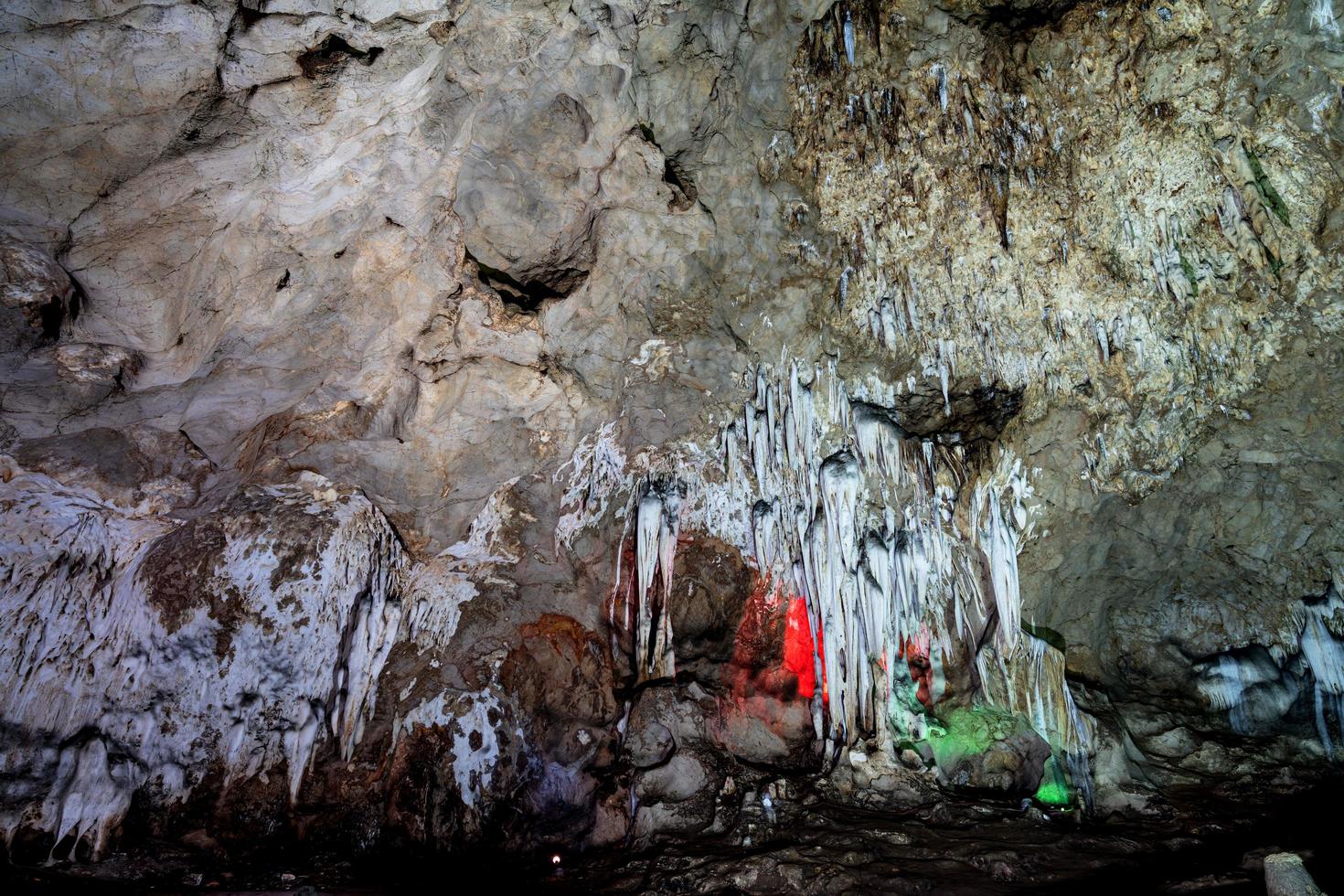 stalattiti nella grotta di khao bin a ratchaburi, in tailandia. foto