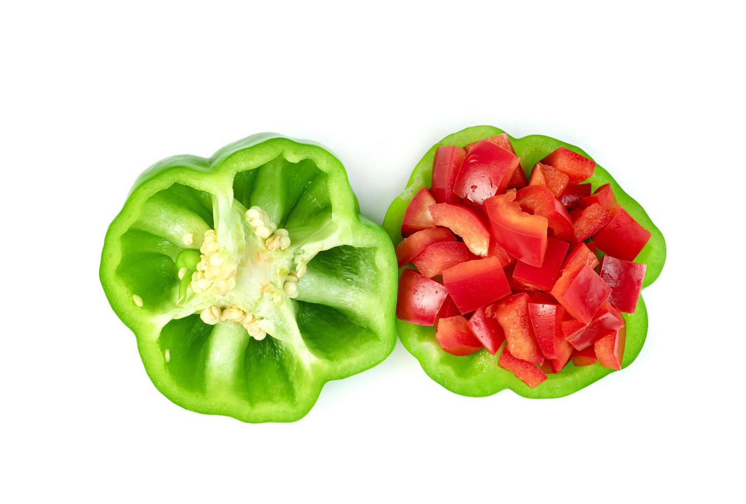 peperone dolce verde rosso affettato isolato su priorità bassa bianca foto