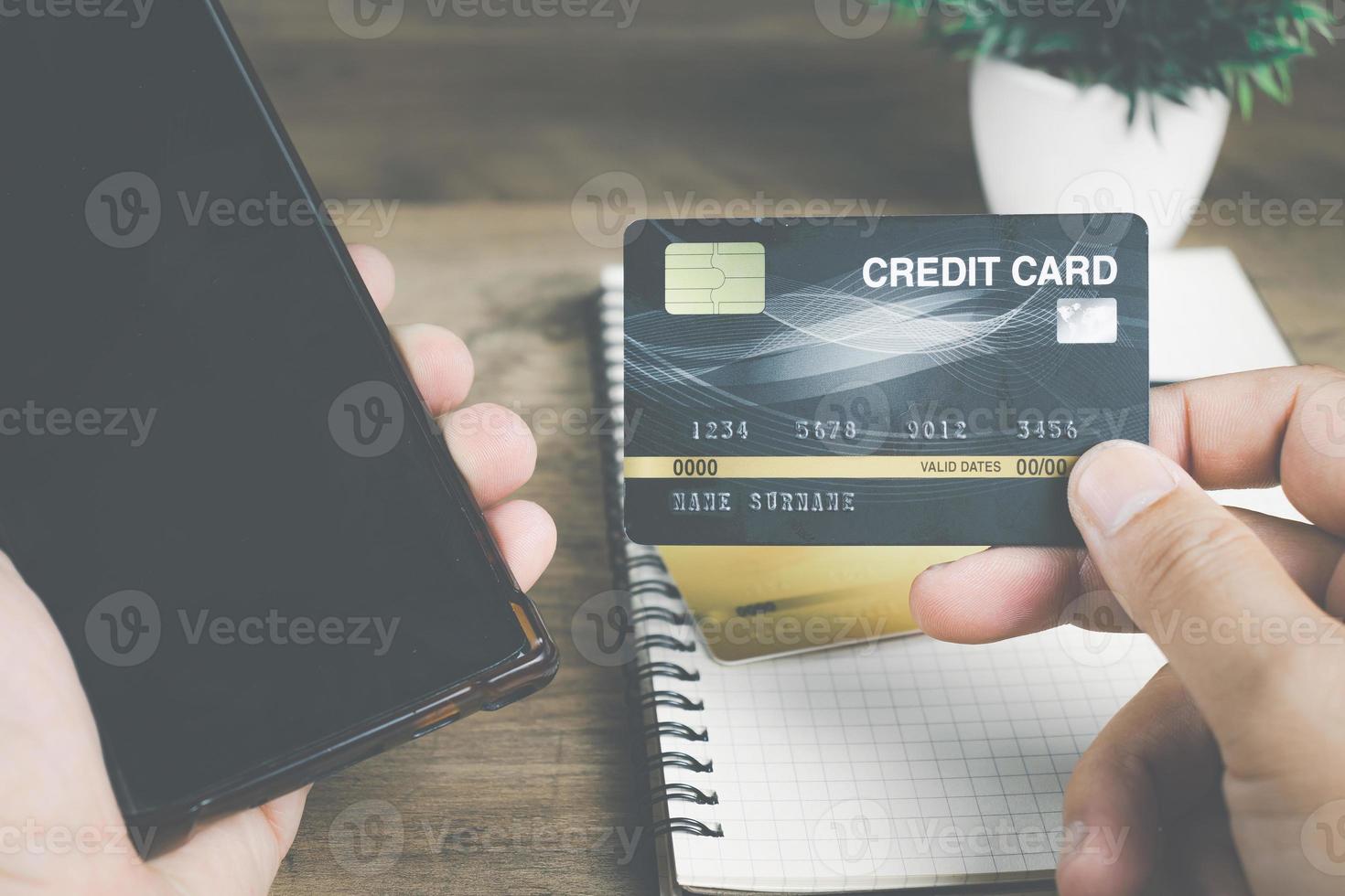 tecnologia shopping online concetto maschio mano che tiene la carta di credito per calcolare il costo e lo shopping online foto