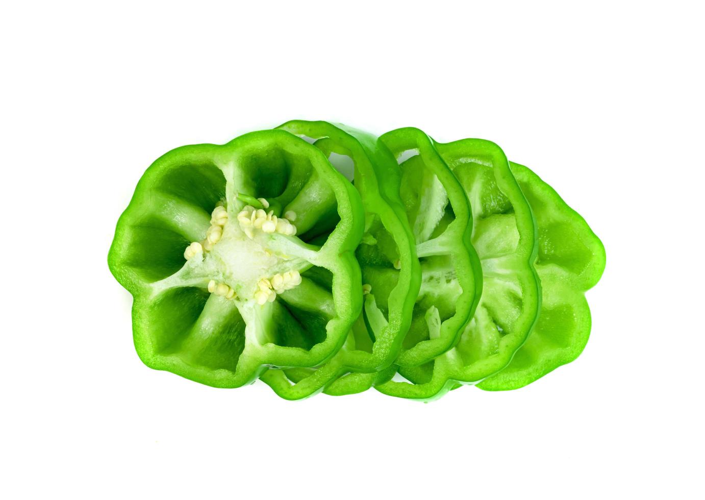 peperone dolce fetta verde isolato su priorità bassa bianca foto
