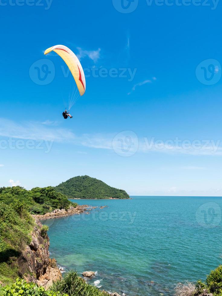 bellissimo paesaggio marino con parapendio che vola nel cielo blu. foto