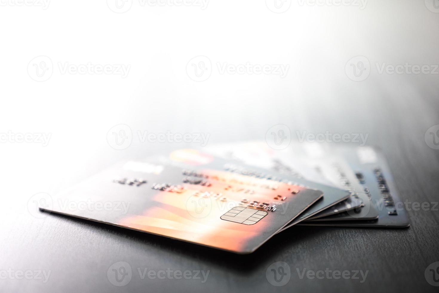 carte di credito sul tavolo, messa a fuoco morbida, luce solare bagliore, concetto di shopping online. foto