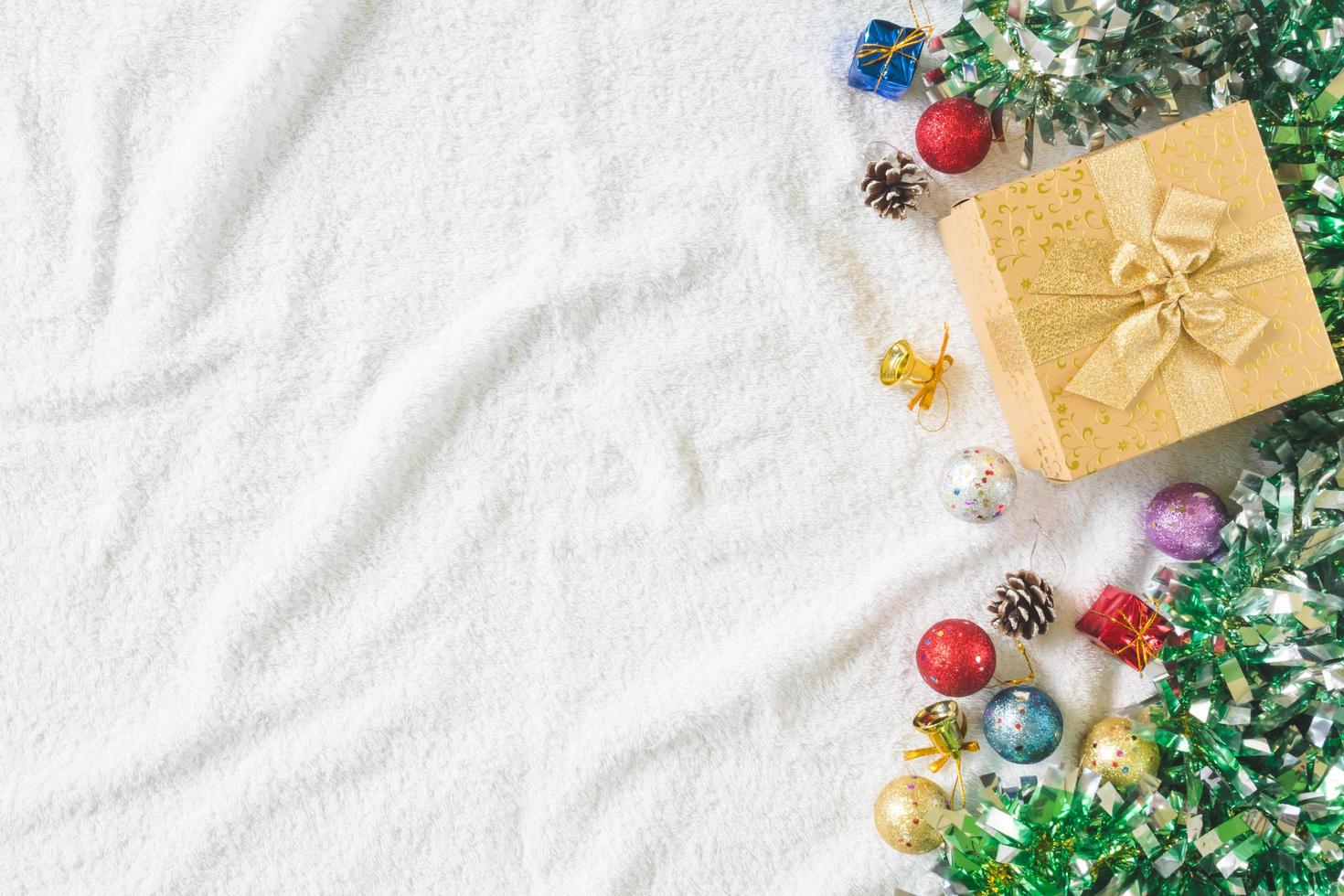 vista dall'alto della confezione regalo con decorazioni natalizie su sfondo bianco. foto