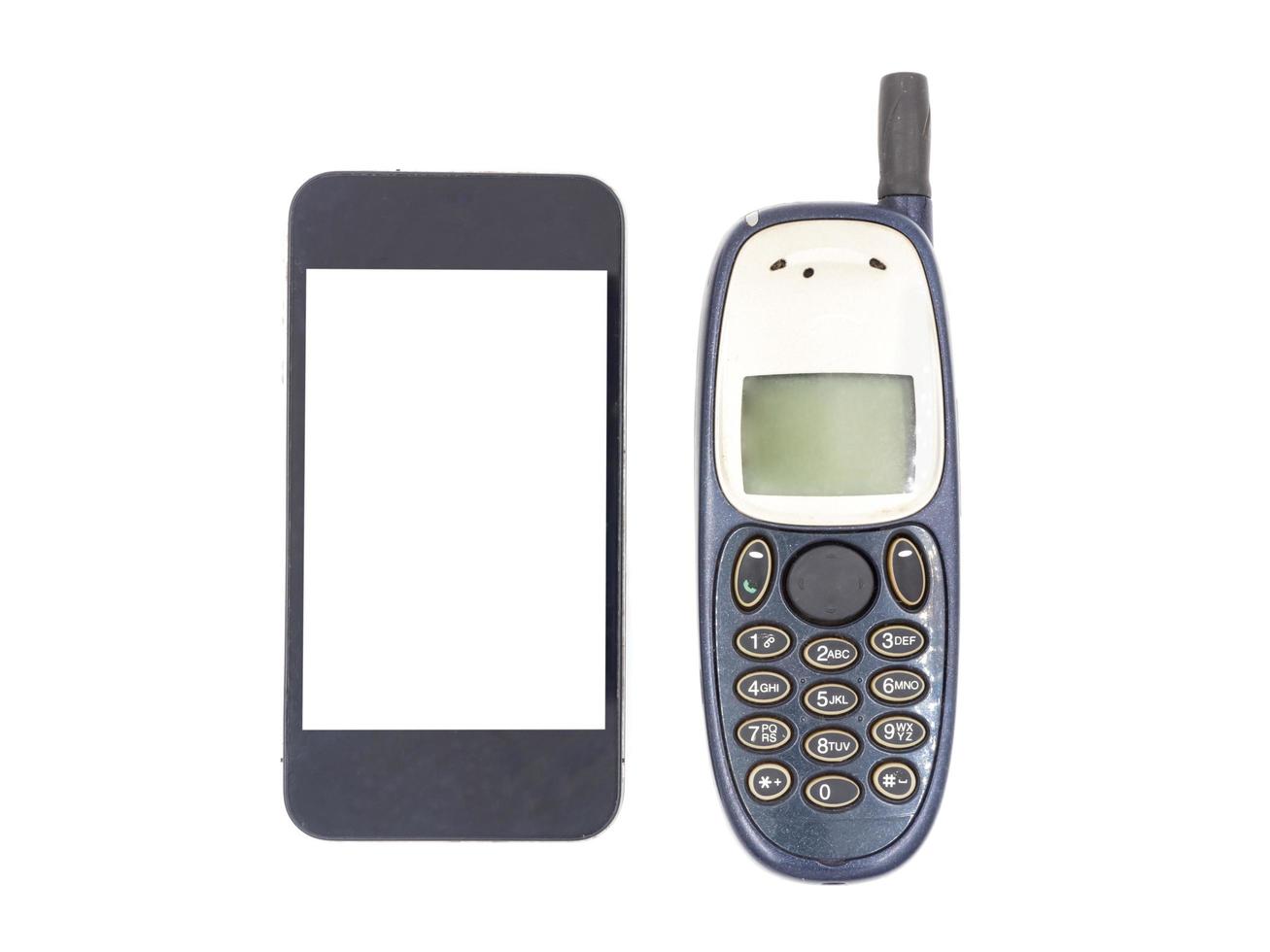 nuovo smart phone con il vecchio telefono cellulare su sfondo bianco foto