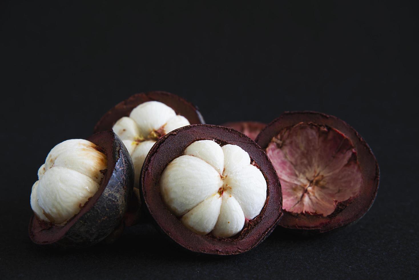 mangostano frutti popolari tailandesi - un frutto tropicale con segmenti di polpa bianchi dolci e succosi all'interno di una spessa buccia bruno-rossastra. foto