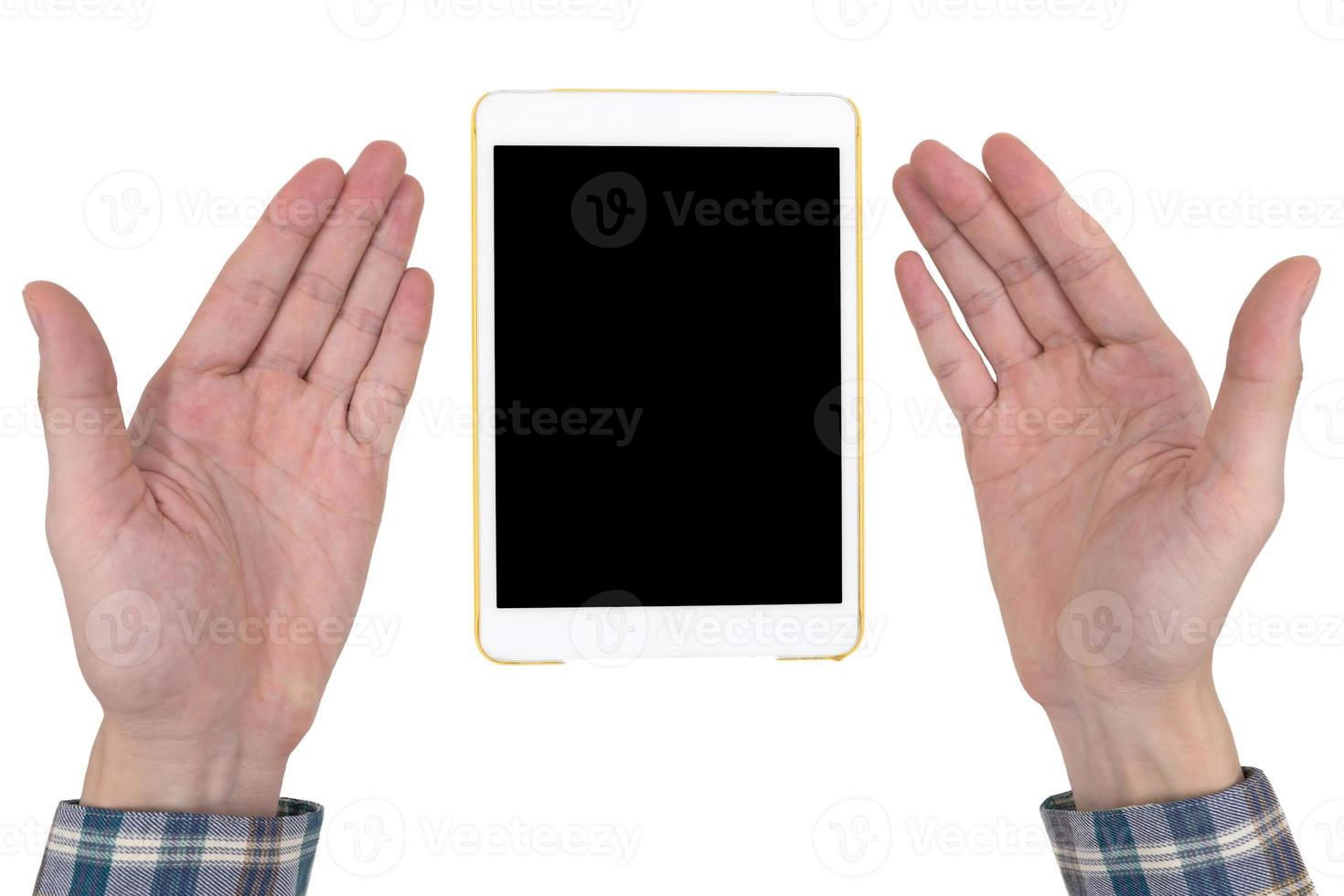 mani maschili con un tablet bianco gadget per computer touch con schermo nero touch vuoto isolato su uno sfondo bianco. foto