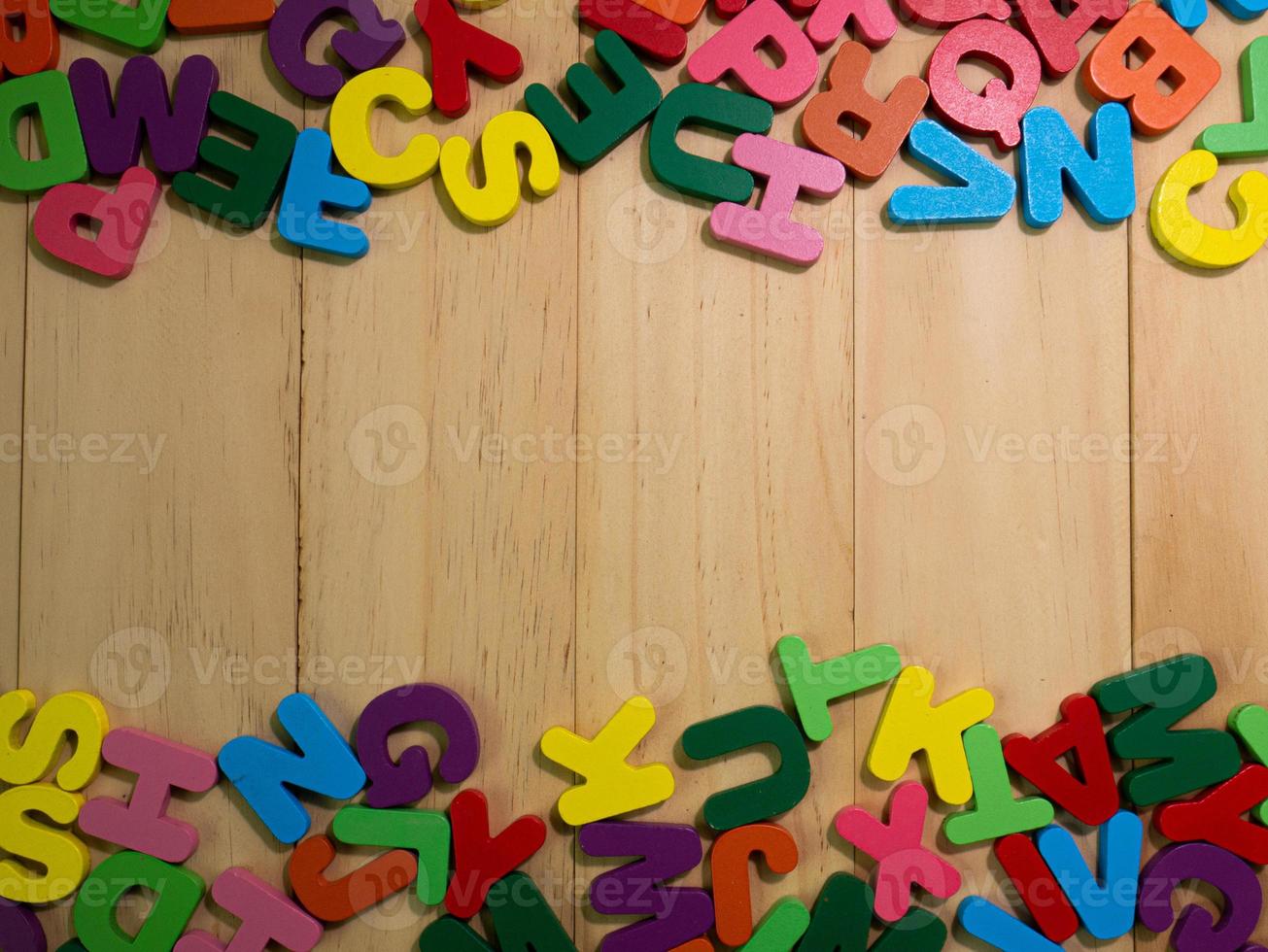 alfabeto in legno multicolore sul tavolo per l'istruzione o il concetto di bambino foto
