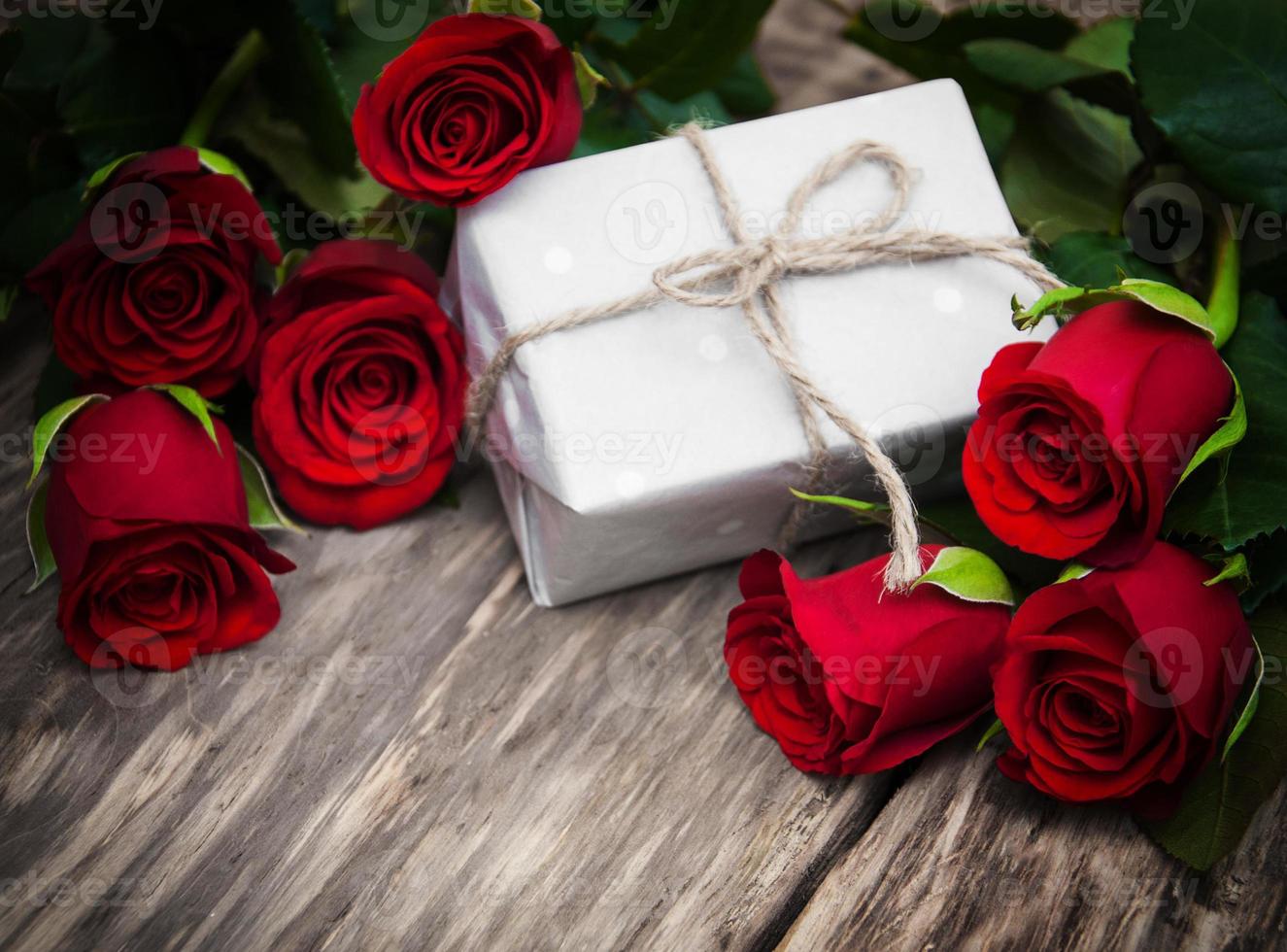 rose rosse e confezione regalo foto