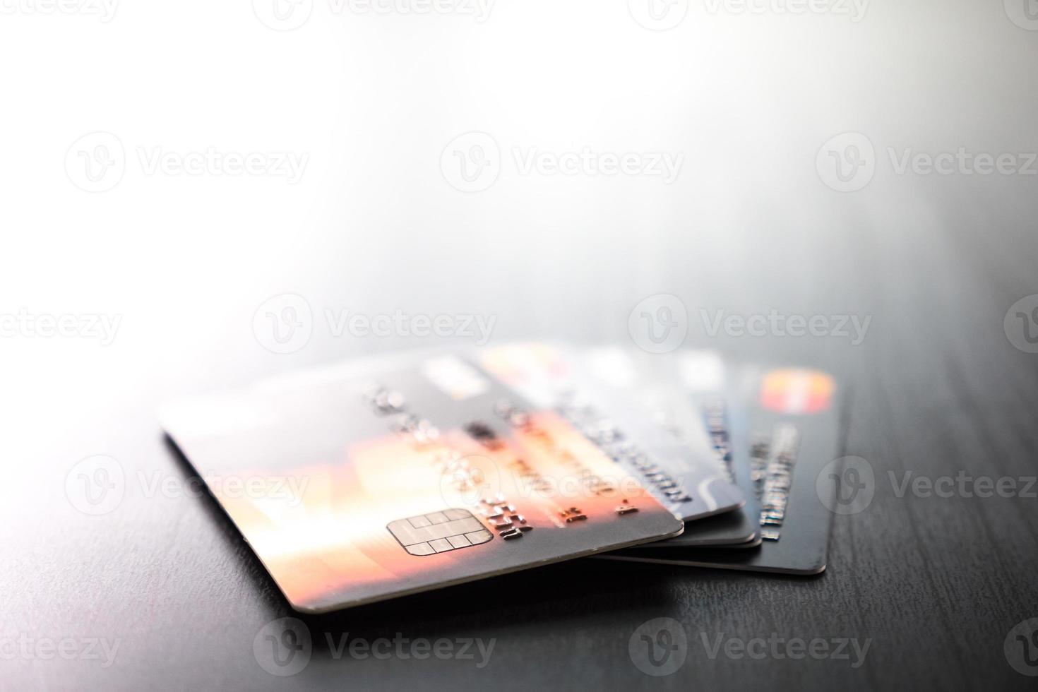 carte di credito sul tavolo, messa a fuoco morbida, luce solare bagliore, concetto di shopping online. foto