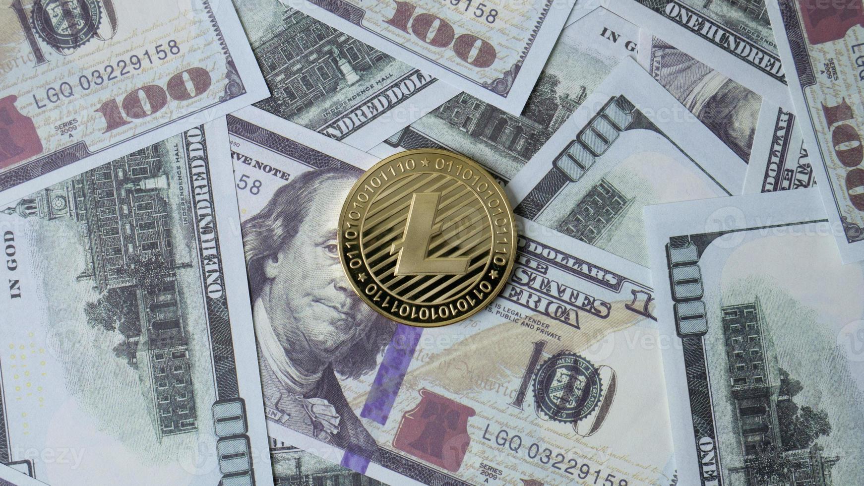 l'immagine vista dall'alto della moneta lite e della banconota da 100 dollari per i contenuti aziendali foto