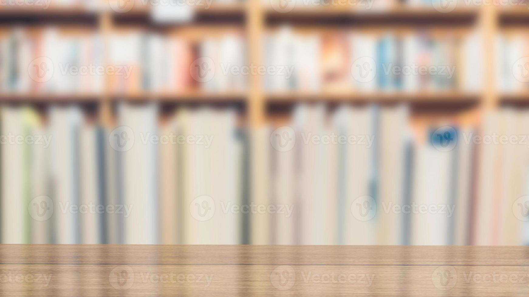 deposito di libri e tavolo in legno in biblioteca per il rendering 3d del concetto di istruzione foto