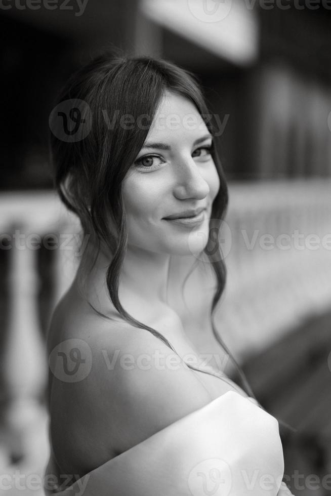 ritratto di una giovane sposa in un abito corto bianco foto