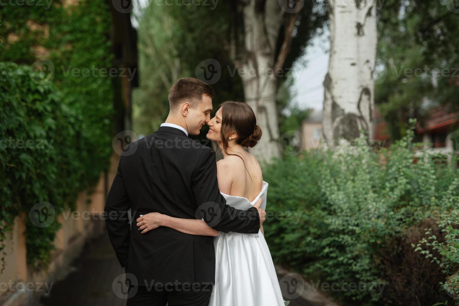 giovane coppia sposa e sposo in un abito corto bianco foto