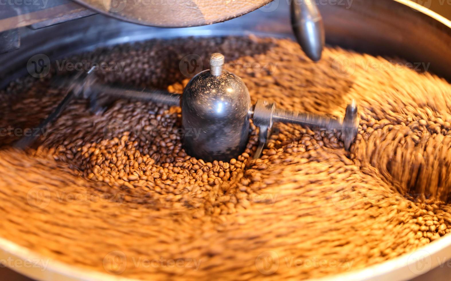 torrefazione dei chicchi di caffè verde foto