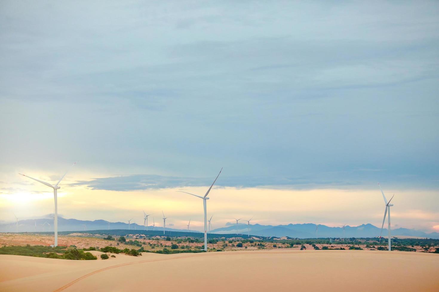 un bellissimo paesaggio, grezzo di cielo blu nel deserto, bellissimo paesaggio di dune di sabbia bianca, il popolare luogo di attrazione turistica di mui ne, vietnam. foto