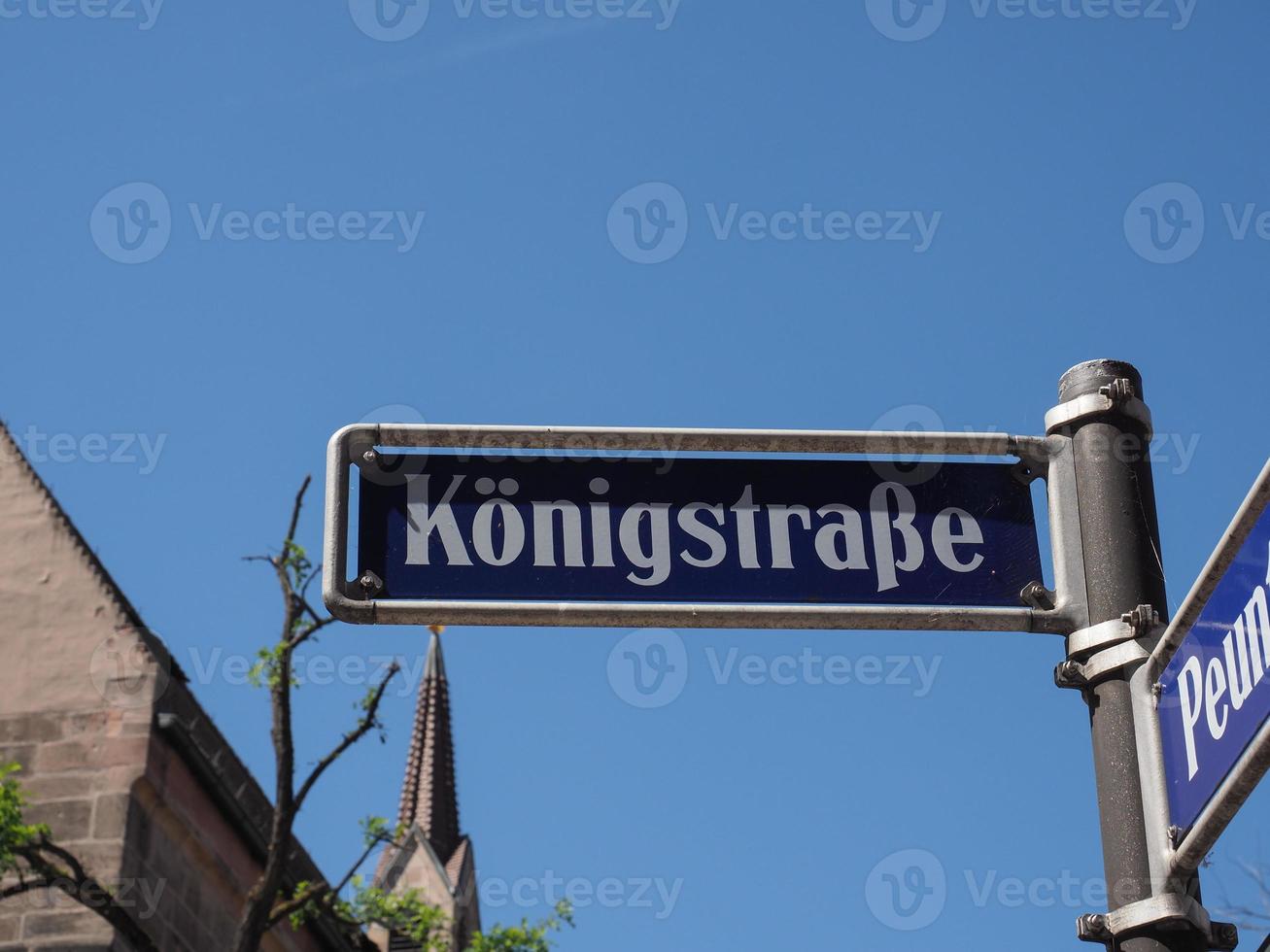 koenigstrasse traduzione king street sign foto