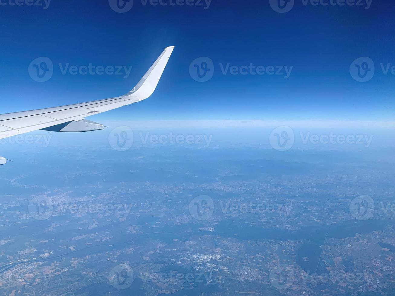 vista dalla finestra dell'aereo sulla terra 4 foto