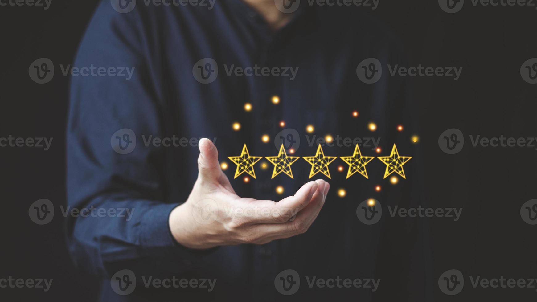 concetto di indagine sulla soddisfazione aziendale del servizio clienti, la mano degli uomini che mostra il simbolo di 5 stelle, che mostra la soddisfazione indica un'eccellente qualità del servizio, conforme allo standard iso. foto